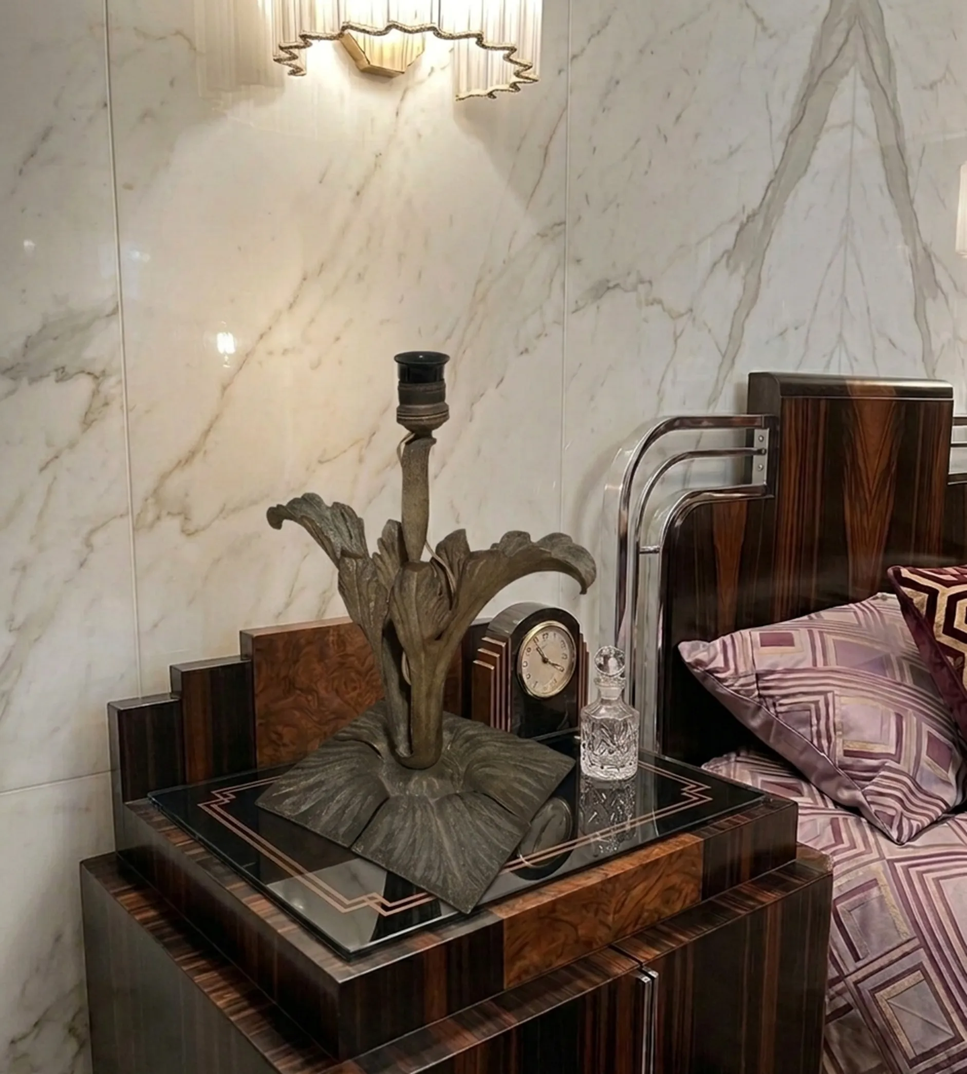 antigua lámpara de mesa decorativa con diseño único en la habitación