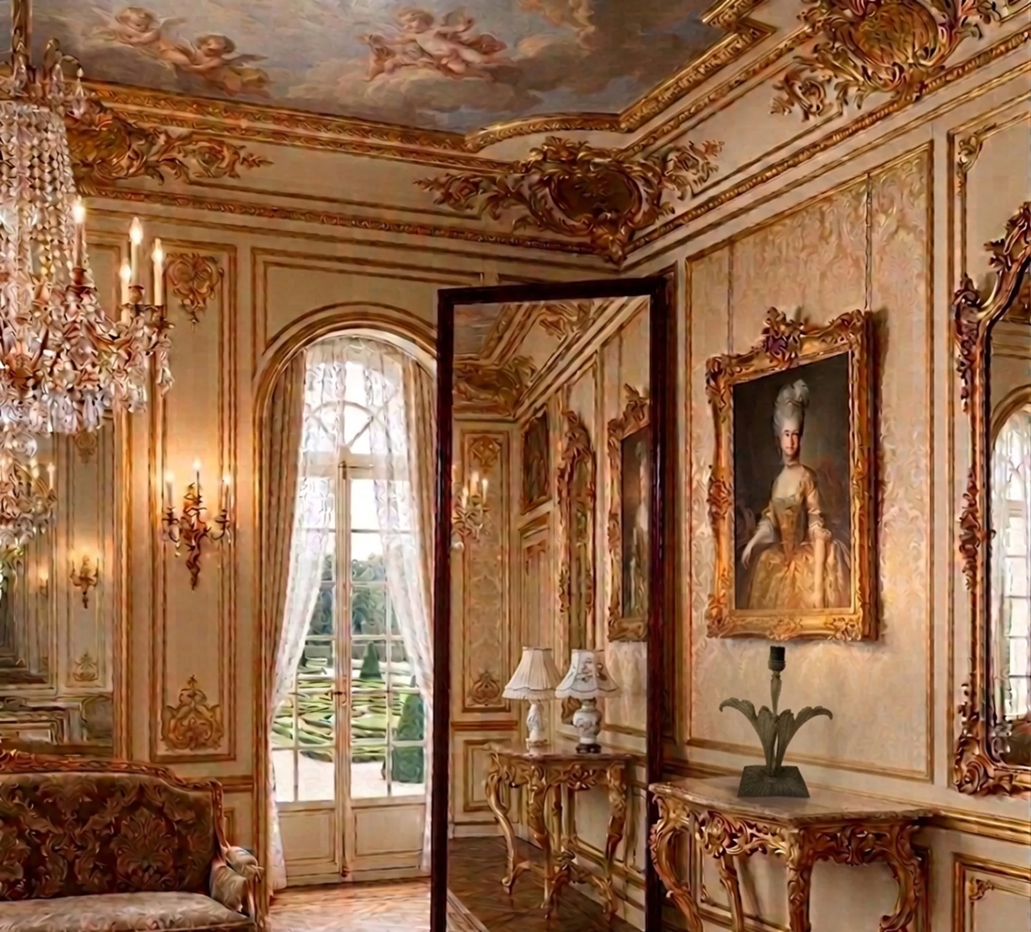 Lampada da tavolo antica decorativa in una sala elegante con specchio e quadri.