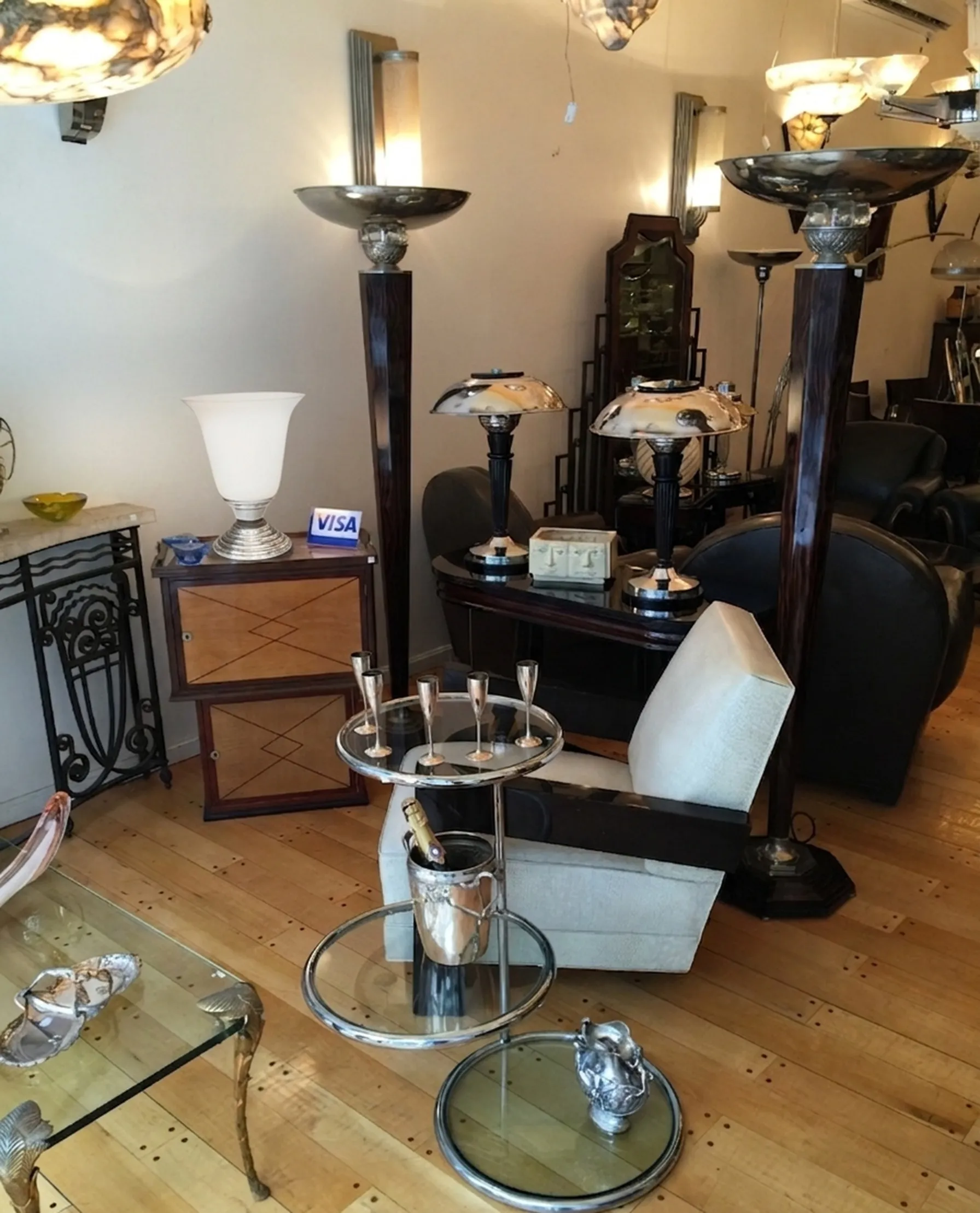 luminária de mesa antiga com base elegante em ambiente acolhedor