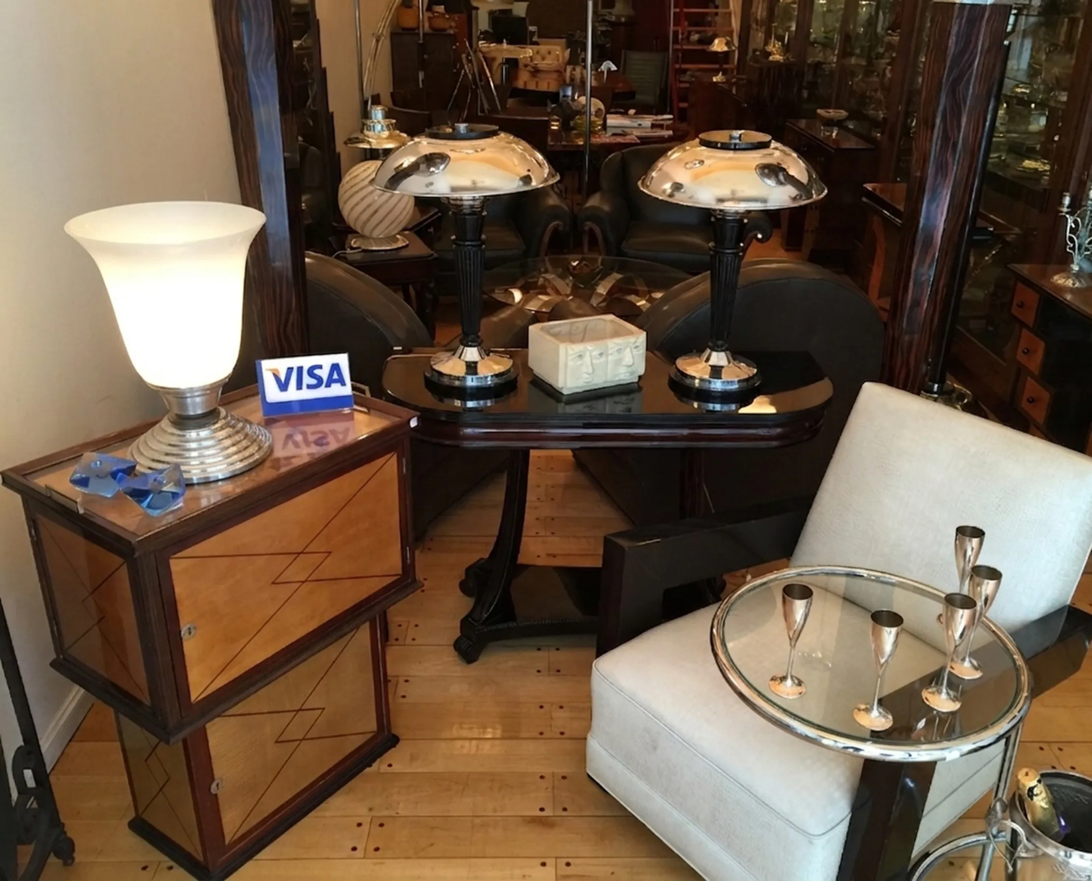 Lampada da tavolo antica con design elegante nella stanza