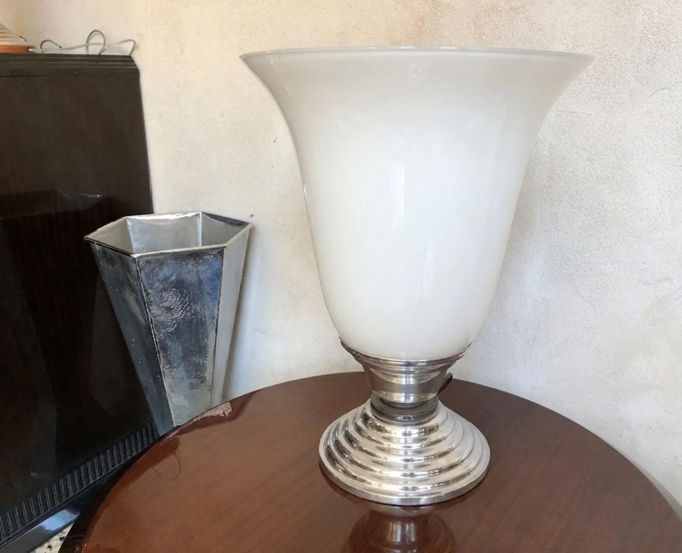 Lampe de bureau ancienne blanche avec base ronde, dans un cadre chaleureux