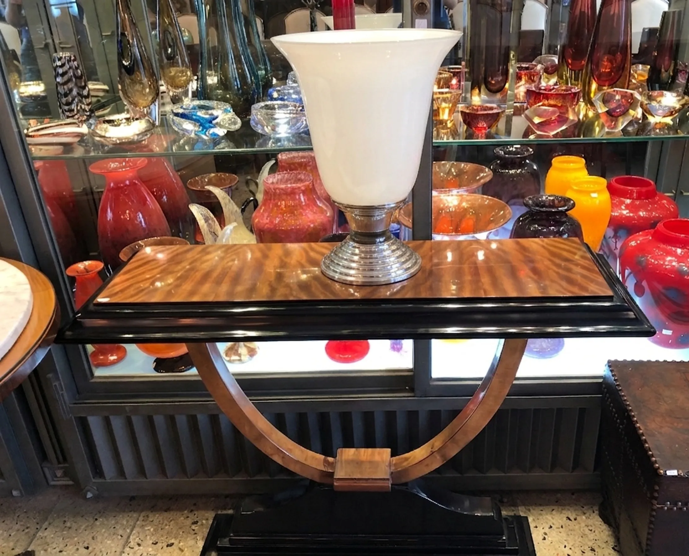 lampada da tavolo antica con base in metallo e vetro