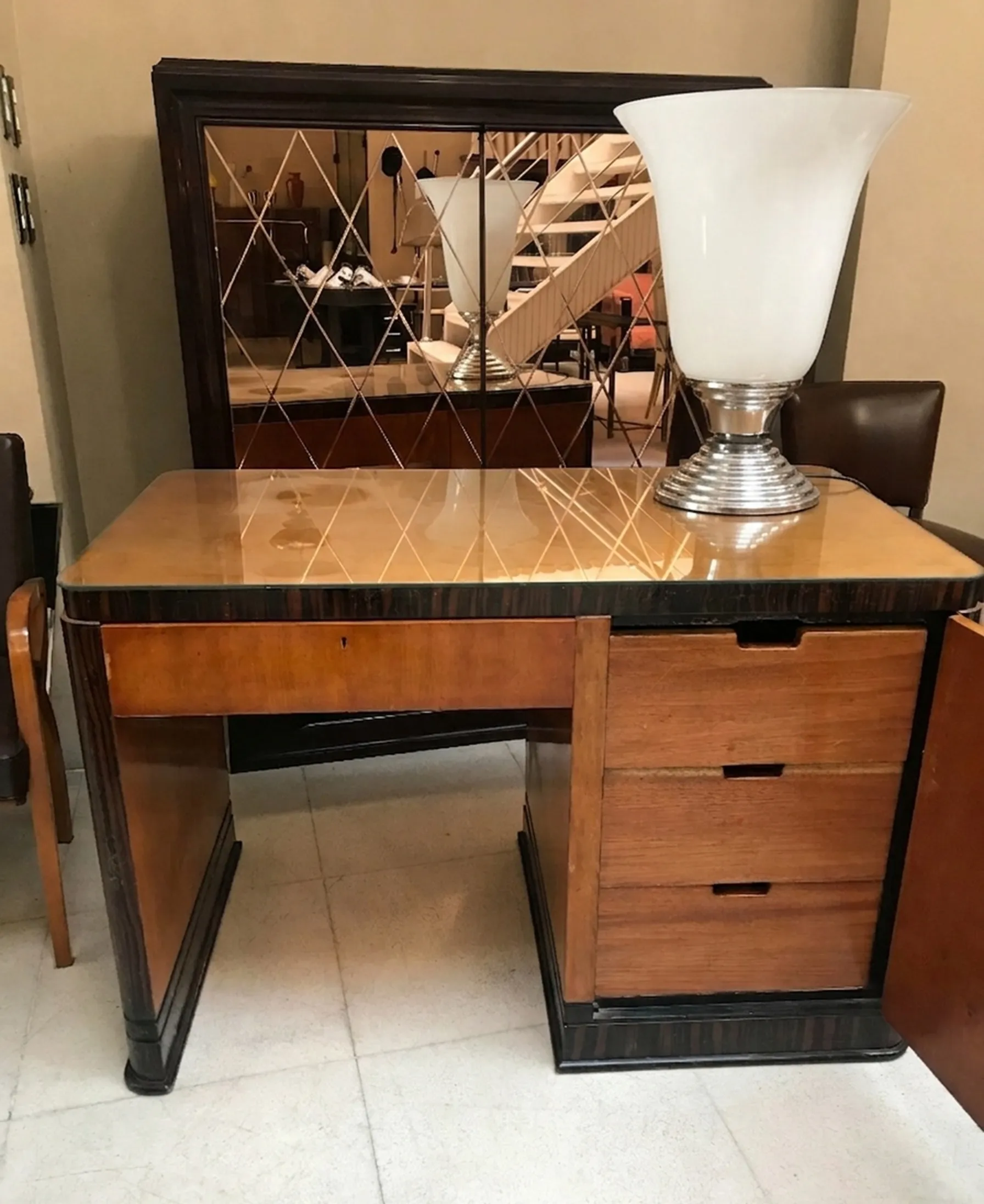 مصباح طاولة قديم بتصميم أنيق وقاعدة مصنوعة من الكروم وظل زجاجي.