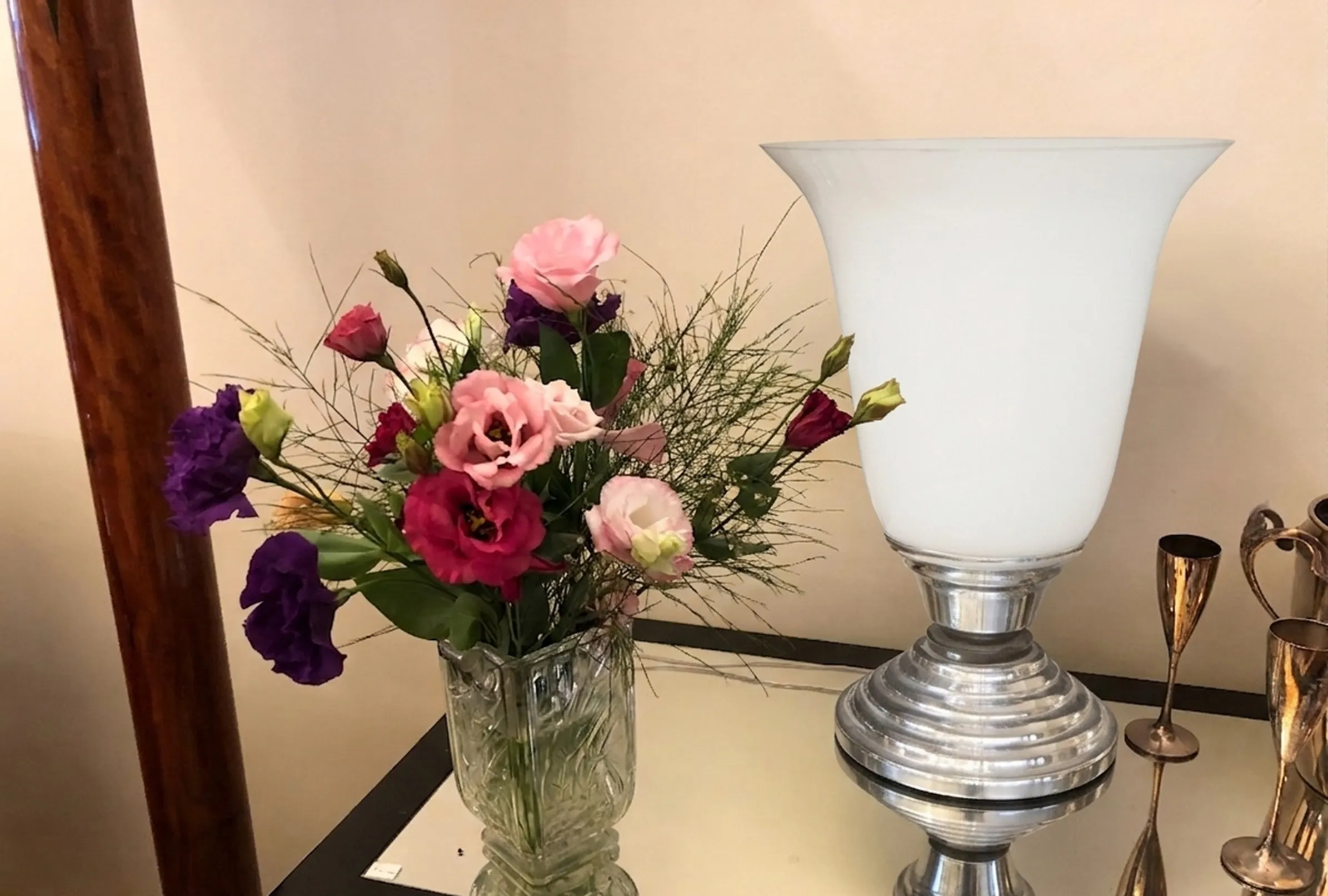 Antique table lamp with elegant shape and colorful vase