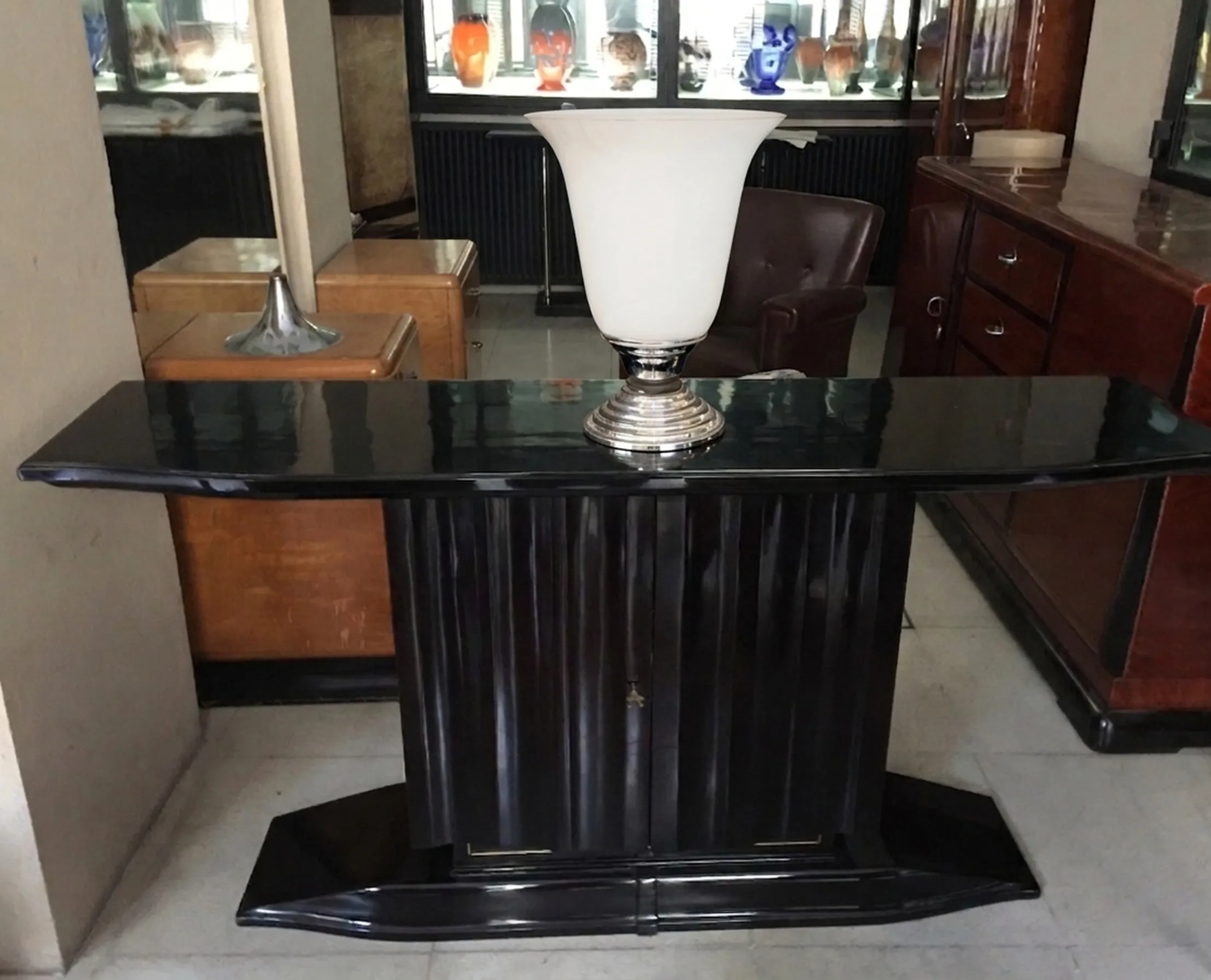 lampe de bureau antique sur une table noire avec fond décoratif