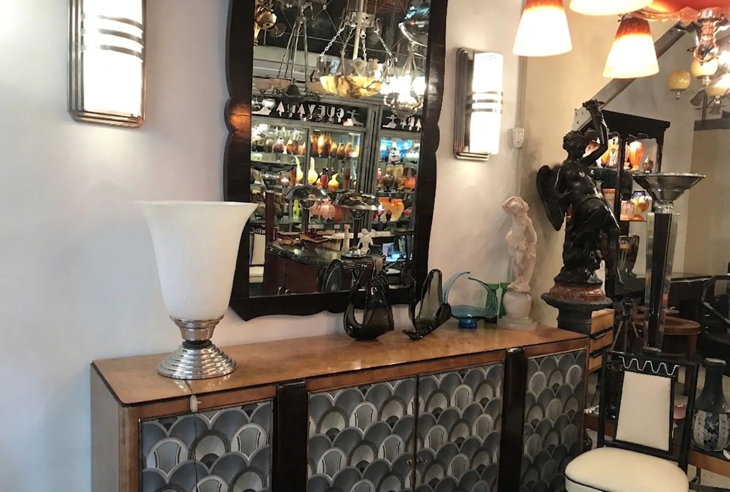 lampada da tavolo antica con base argentata e paralume bianco in un ambiente classico