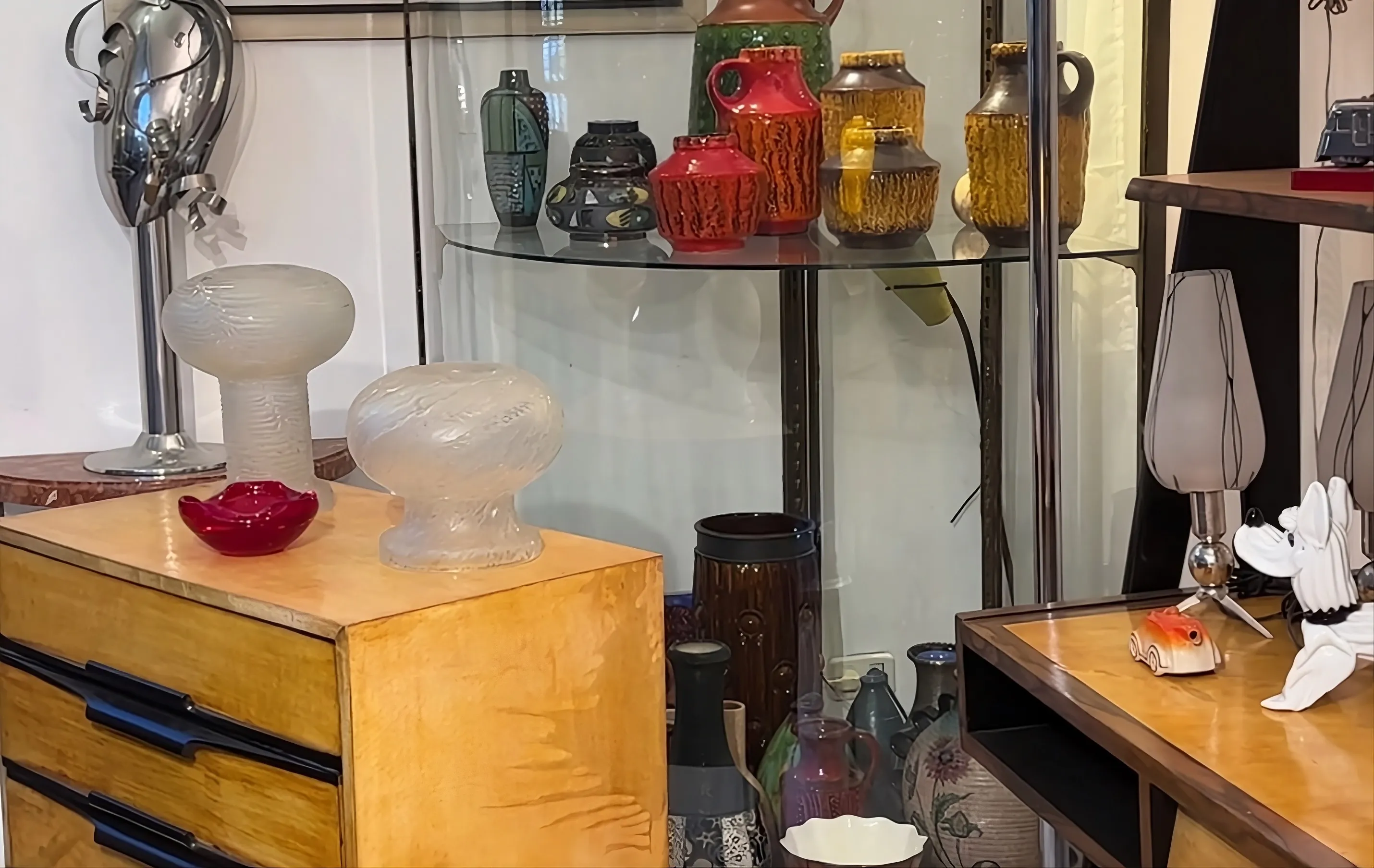 lampada da tavolo antica con un design attraente, vari oggetti decorativi sullo sfondo