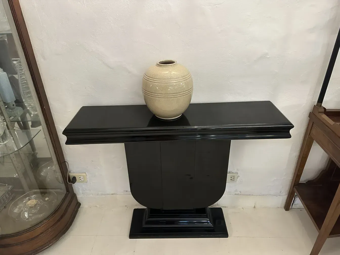 पृष्ठभूमि में सजावट के साथ प्राचीन कला टेबल