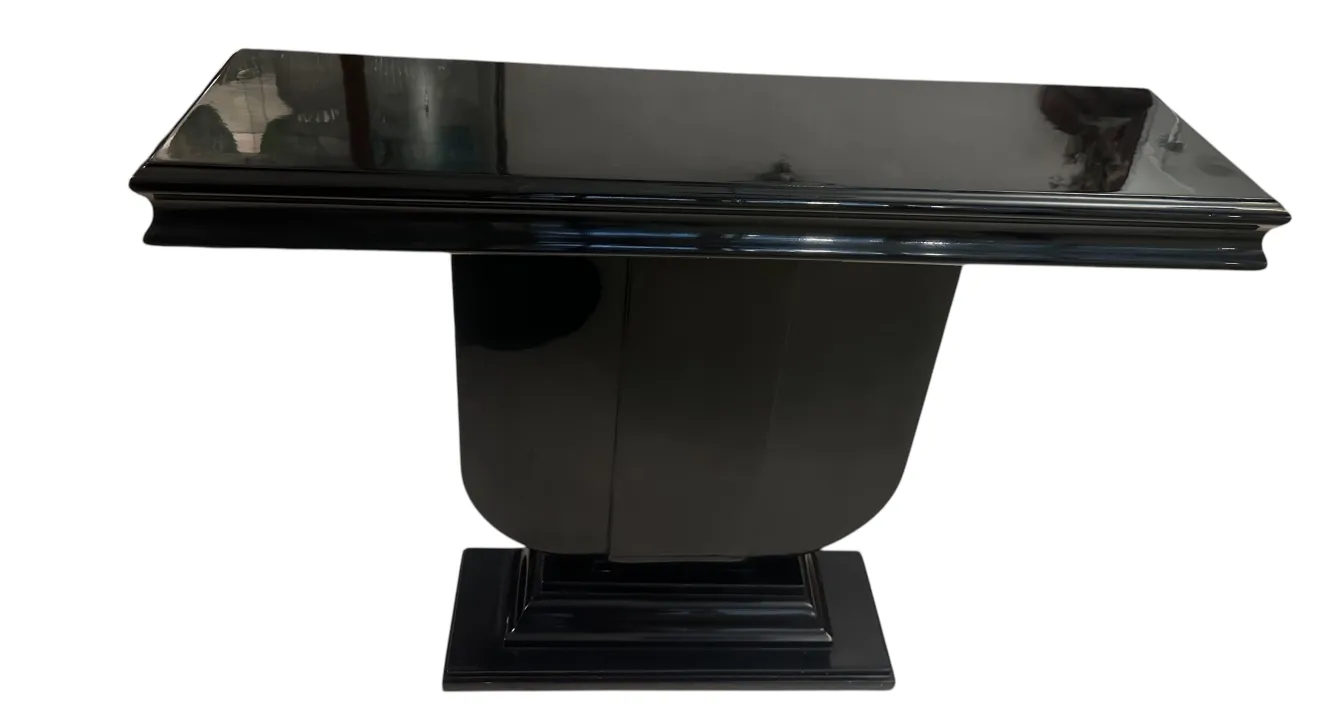 duas consolas antigas com design elegante em um ambiente decorativo