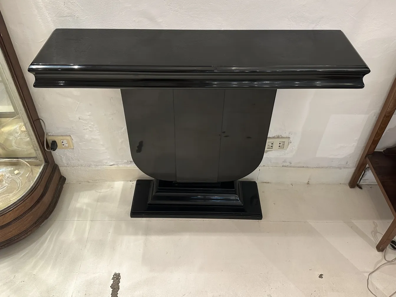 dos consolas antiguas art deco elegantes con superficie lisa