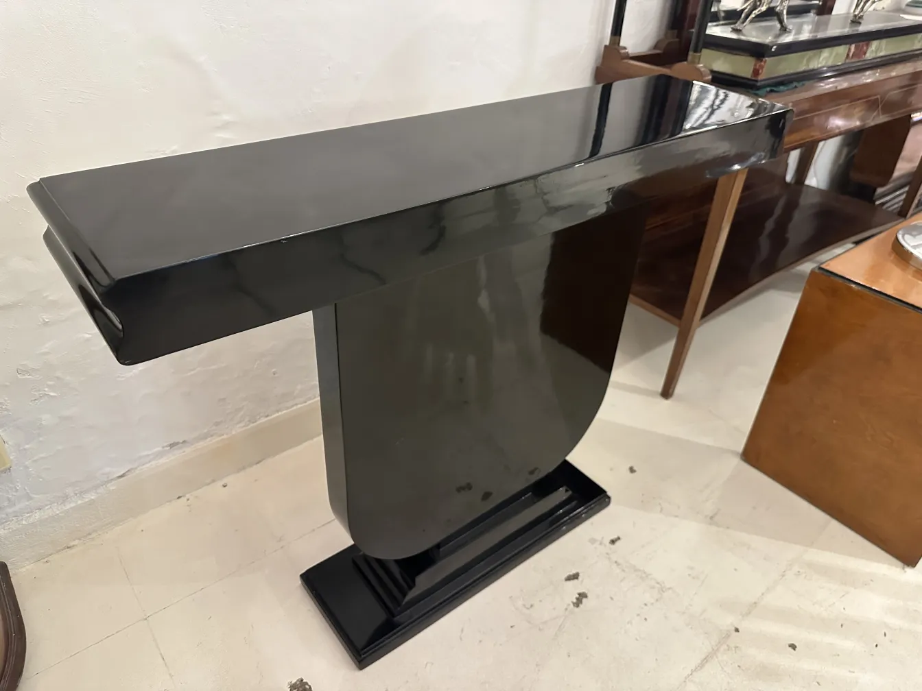 duas consolas antigas art deco em cores escuras em um ambiente elegante