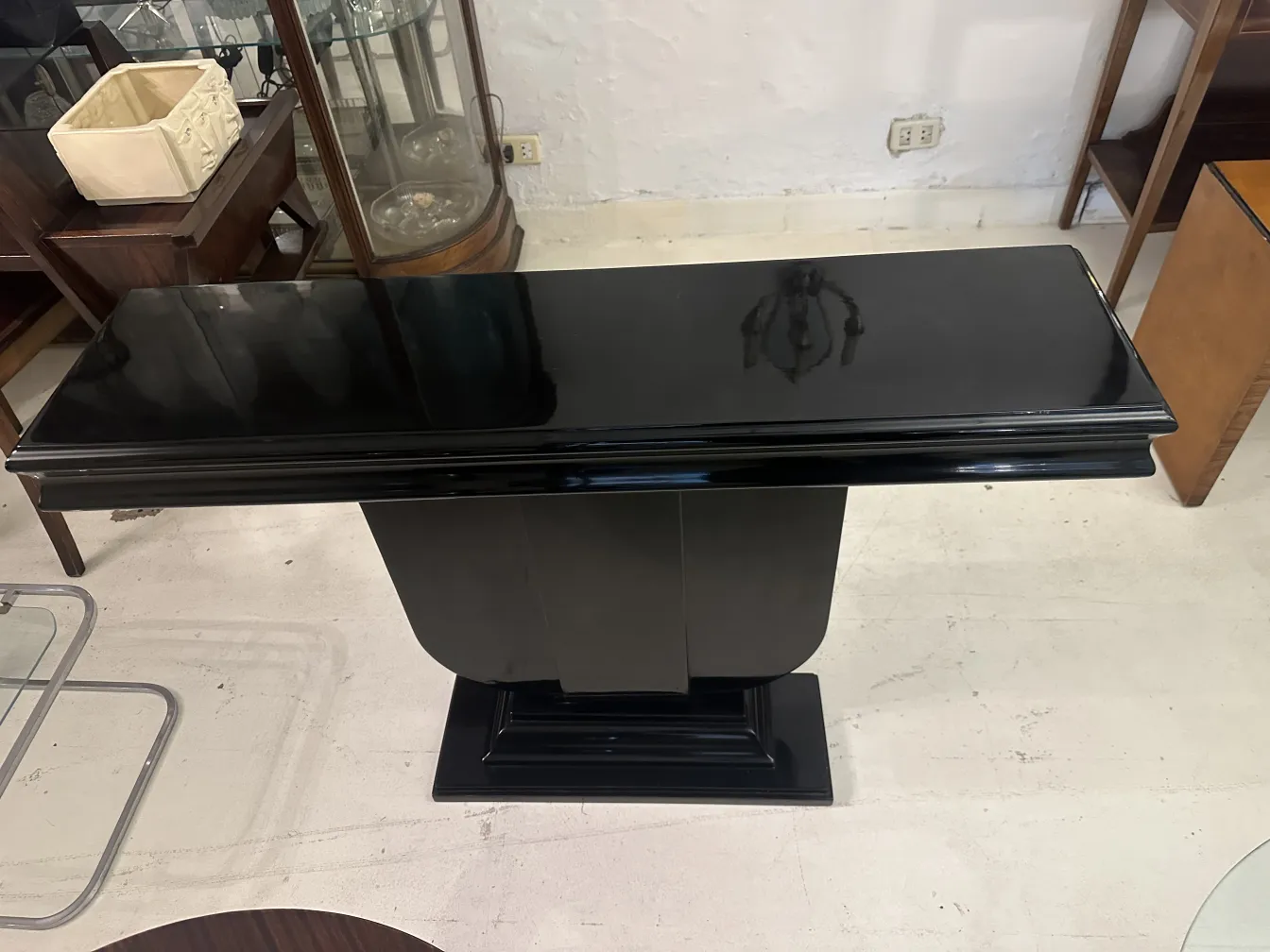 Duas consoles antigas de estilo Art Deco em uma loja de antiguidades.