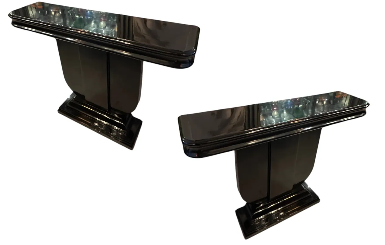 deux dresuars anciens avec un design élégant art deco.