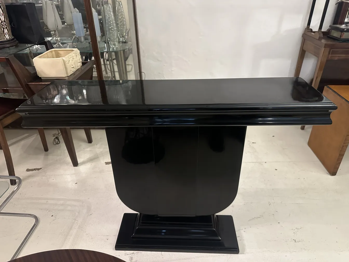 우아한 마감의 고전 콘솔 테이블 두 개가 세련된 환경에 있다