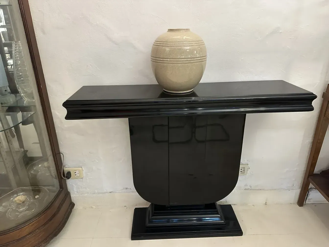 duas consoles art deco antigas com base esférica