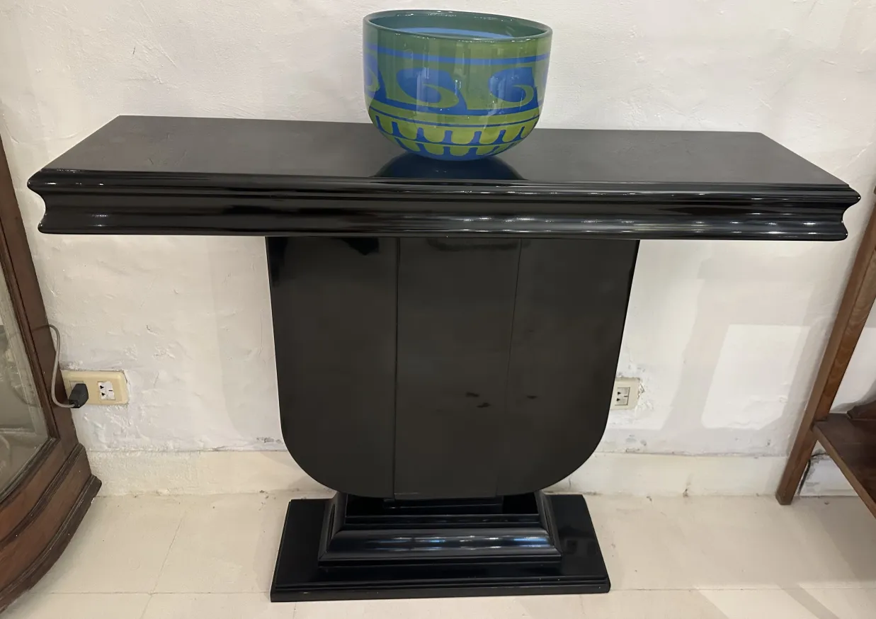 Due mobili dresuars antichi con design Art Deco, uno con un vaso decorativo sopra.