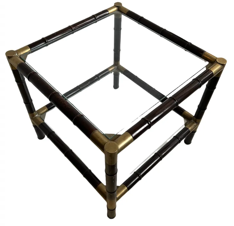 mesa de centro antiga com tampo de vidro em ambiente elegante