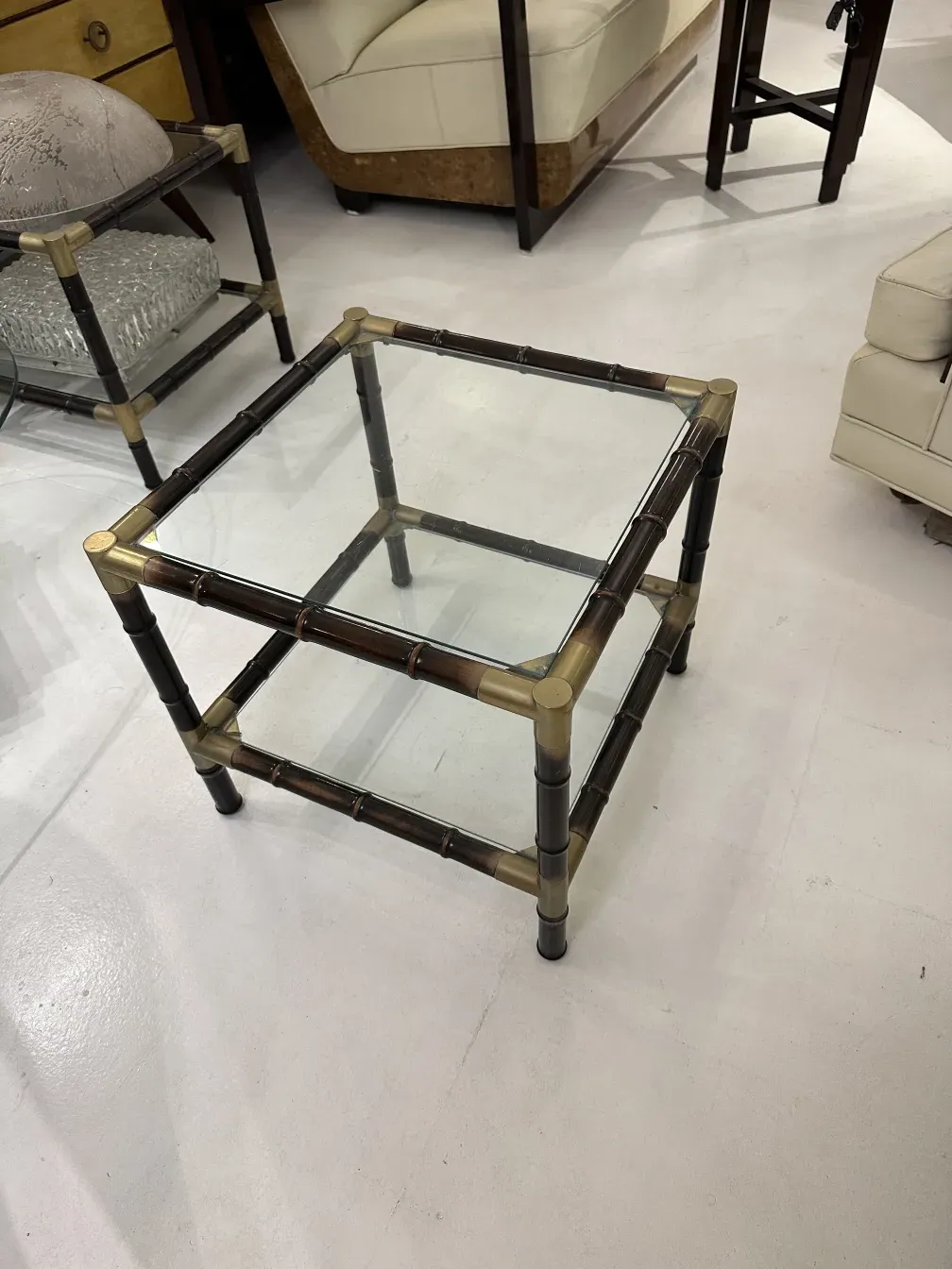 3 mesas de centro antigas com design distinto e detalhes elegantes em um ambiente acolhedor