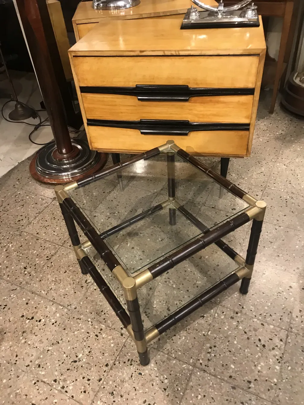 Drei antike Couchtische mit elegantem Design, ideal zur Aufwertung von Wohnbereichen.