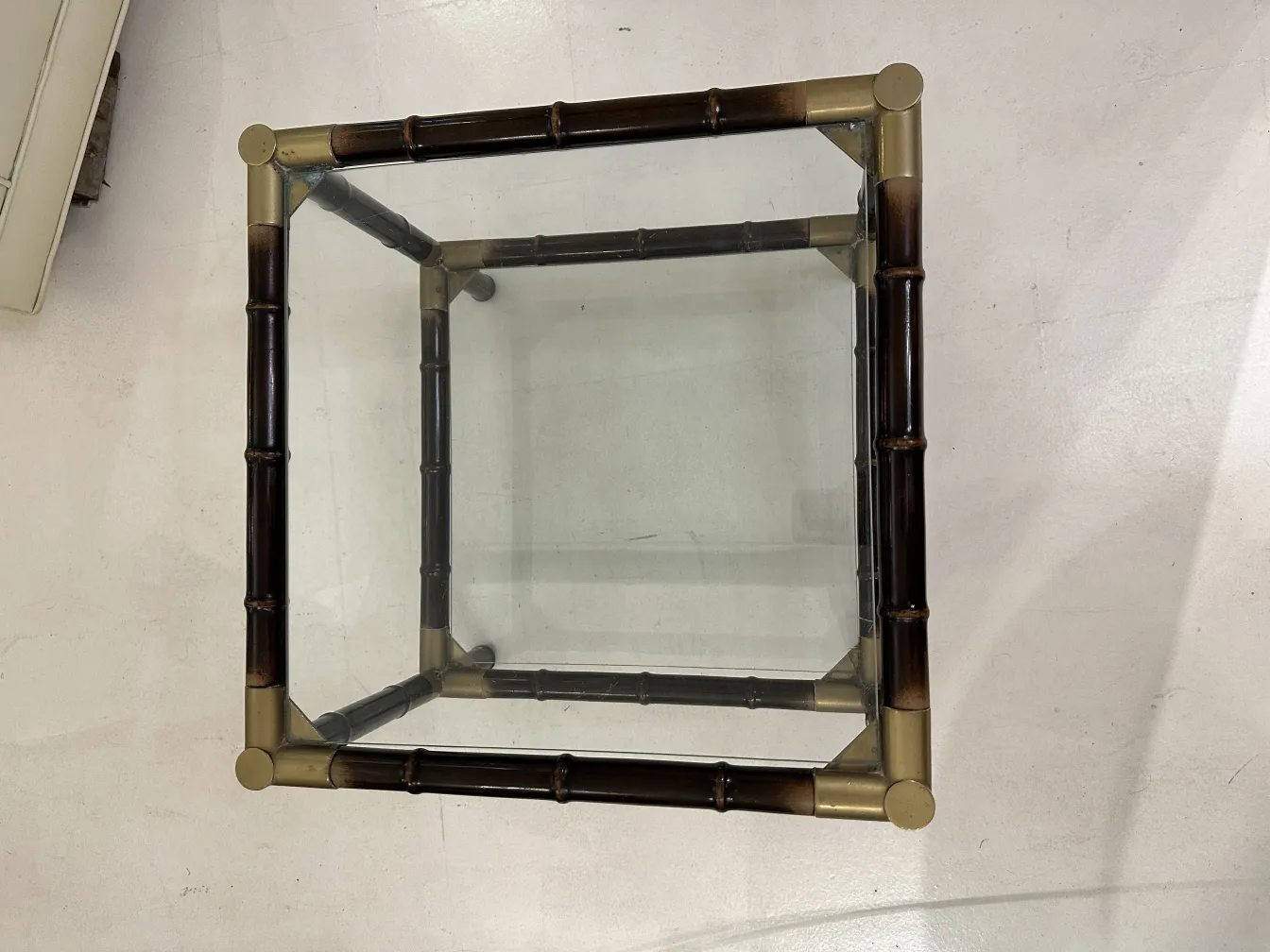 Tavolino da caffè antico quadrato con design semplice, perfetto per il soggiorno.