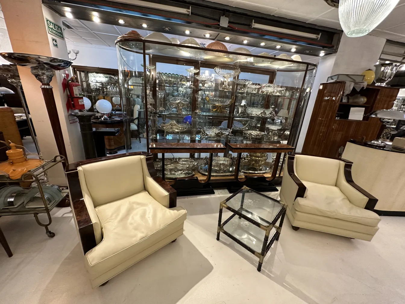 3 mesas ratonas antigüedades en un ambiente elegante