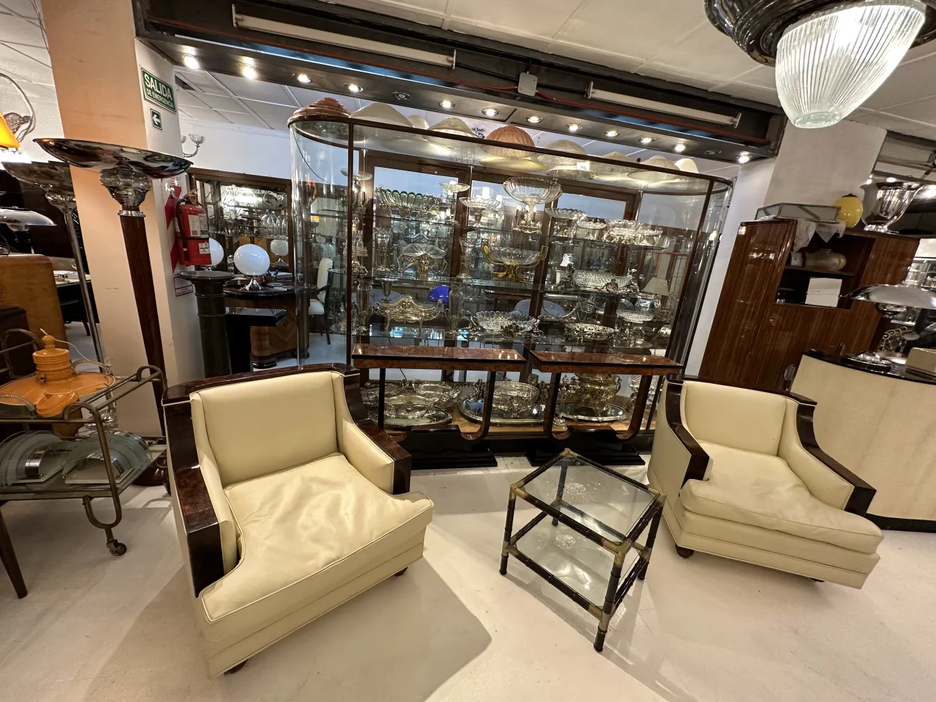 3 antike Couchtische in einem stilvollen Ambiente