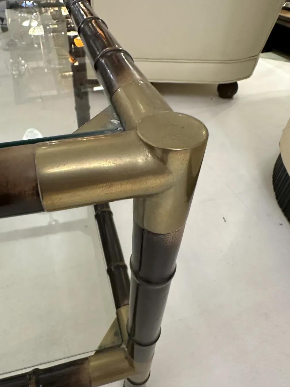 Detalhe de uma mesa de centro antiga com design elegante, com pernas estruturadas em um ambiente acolhedor.