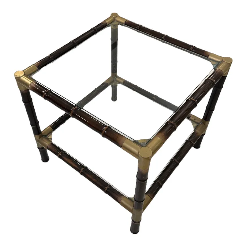 Table basse ancienne avec un design élégant et des jambes décoratives.