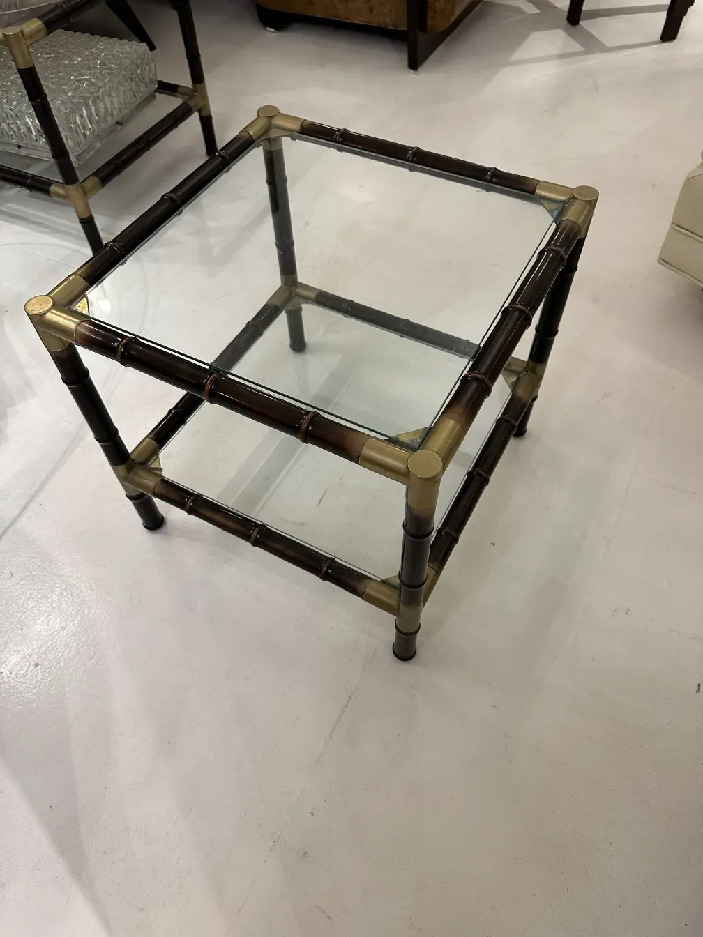 Mesa de centro antiga com design simples e tampo em vidro