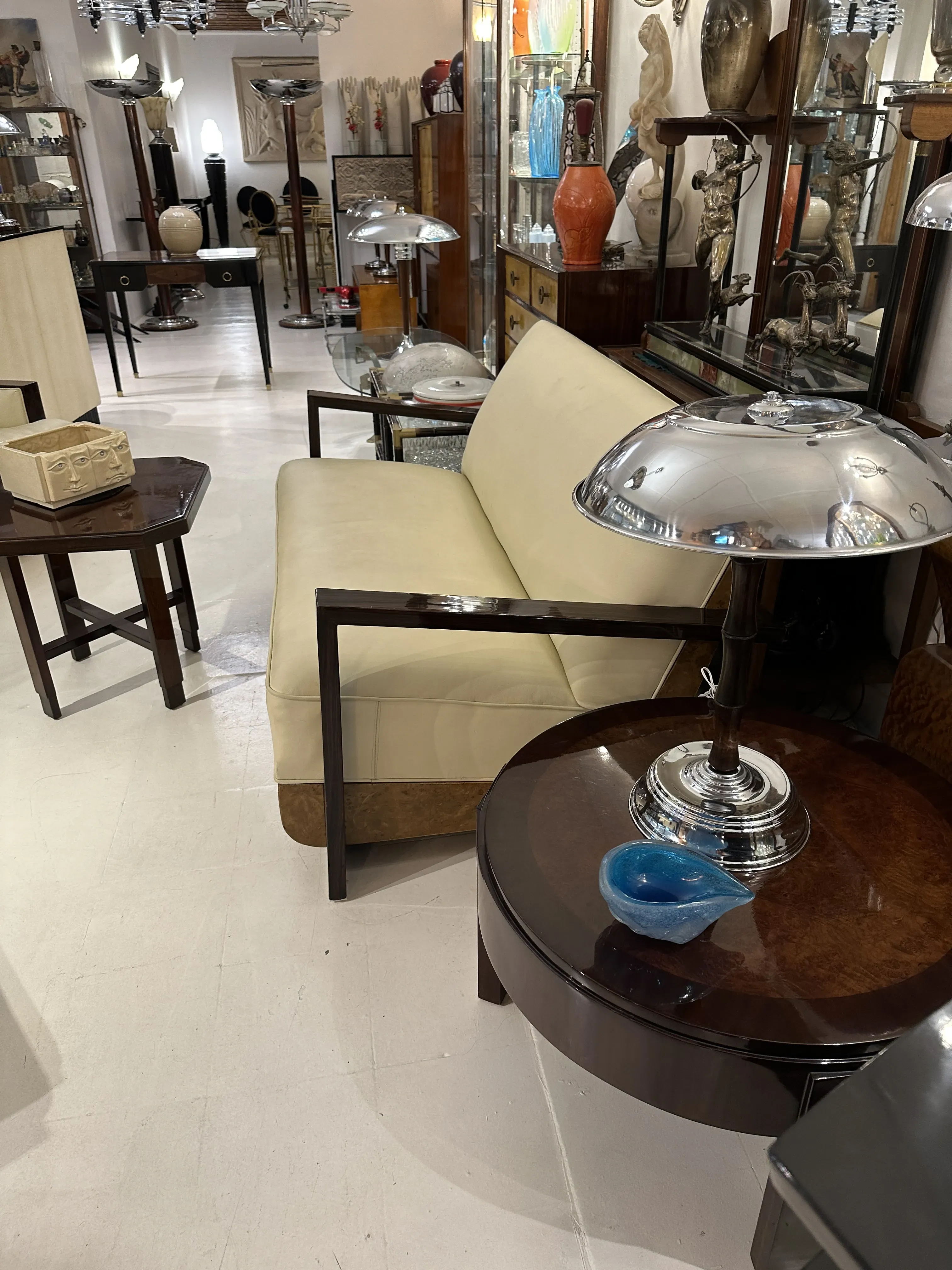 deux tables basses anciennes dans un décor élégant, avec un canapé