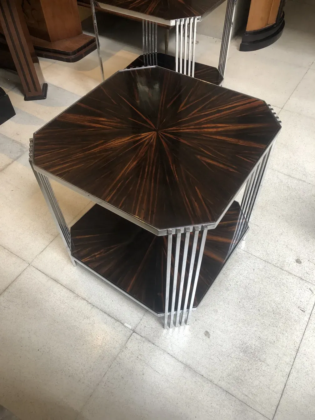 Image de 2 petites tables anciennes dans un cadre décoratif