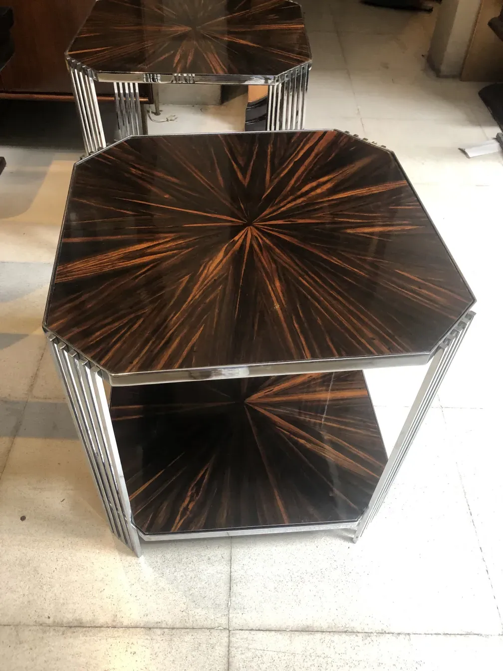 Dos mesitas antiguas con diseño decorativo en ambiente