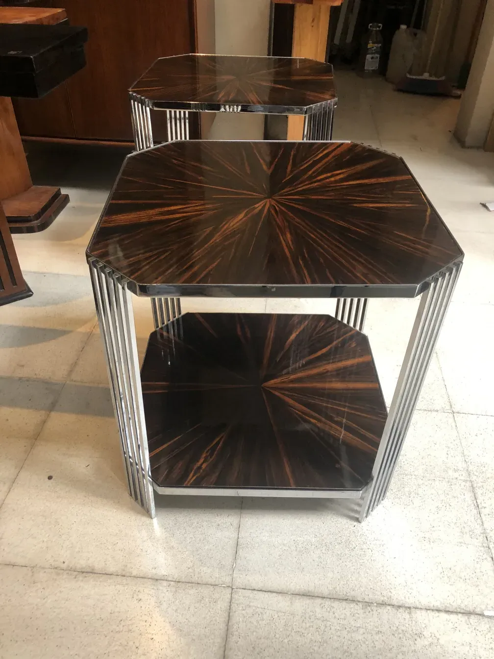 Deux petites tables anciennes avec un design moderne et symétrique