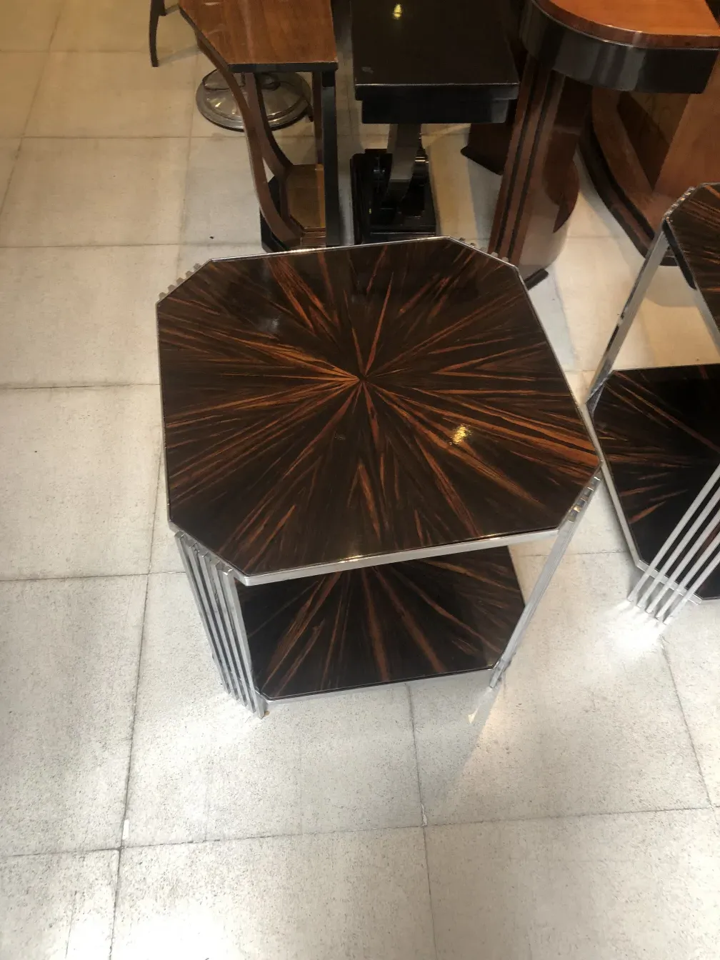 Duas mesinhas antigas com design decorativo em um ambiente