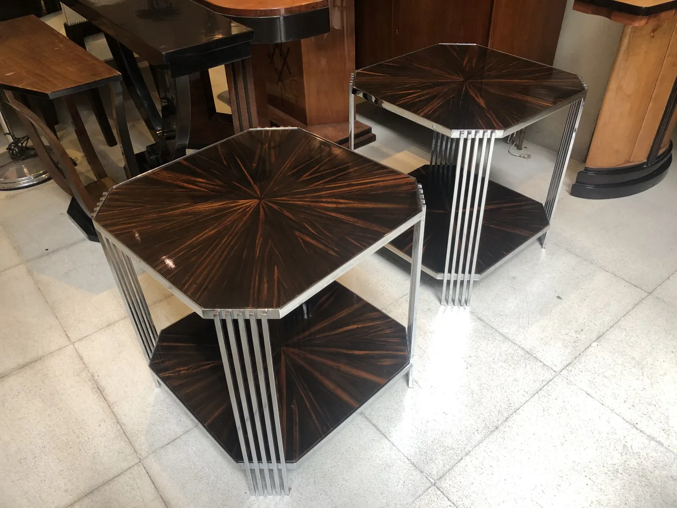 zwei antike kleine Tische dekorativ mit elegantem Design in einer Umgebung