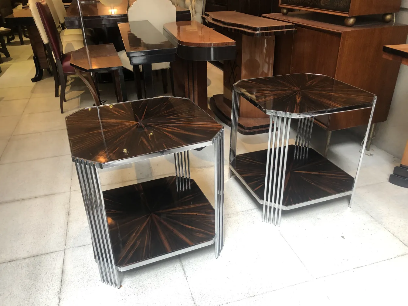 Ensemble de deux petites tables antiques au design élégant, se démarquant dans un cadre classique.
