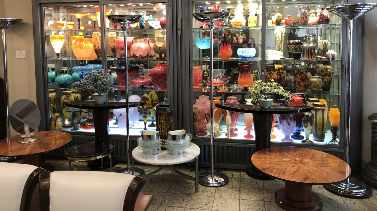 Ensemble de 2 petites tables antiques pour décorer, dans un environnement élégant.