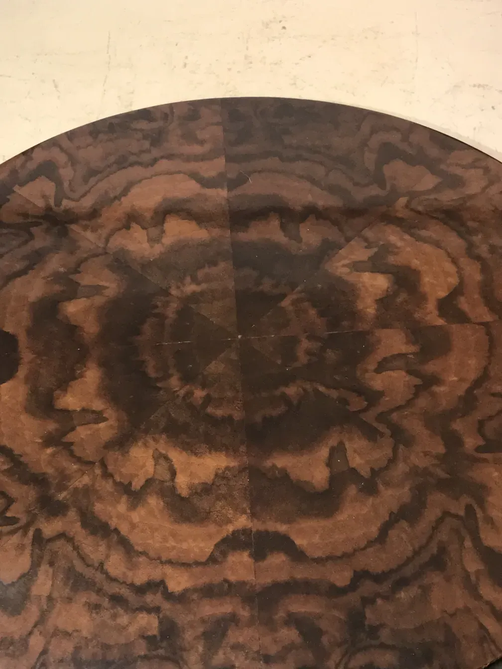 dettaglio di 2 tavolini antichi con design decorativo