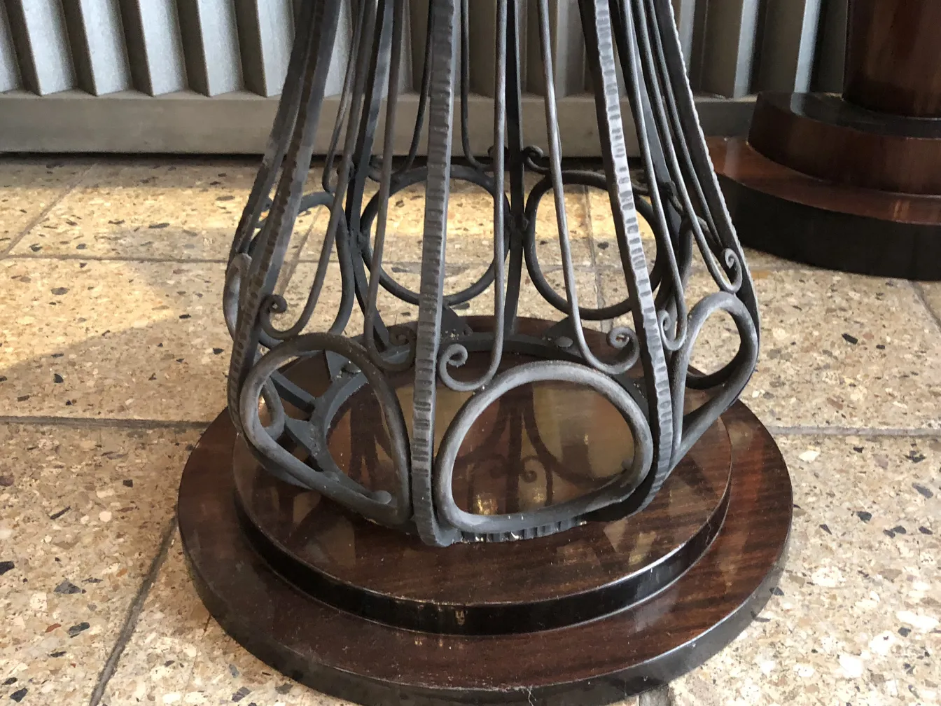 2 petites tables anciennes avec design décoratif dans un endroit chaleureux