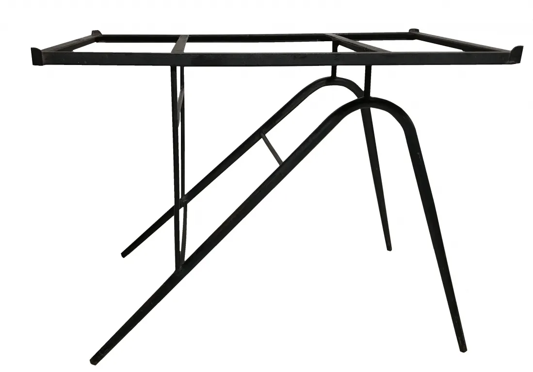 mesa antiga de jardim com estrutura preta