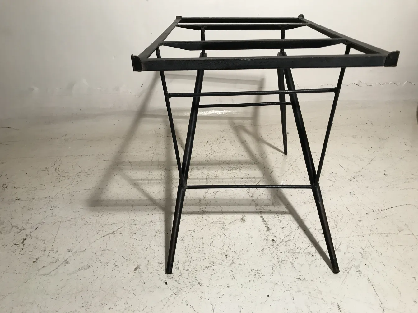 mesa antigua de jardin con estructura de hierro