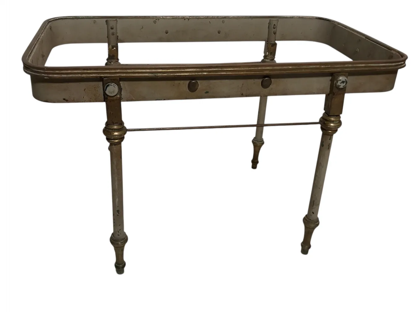 古董花园桌，优雅结构，装饰腿，置于自然环境中。