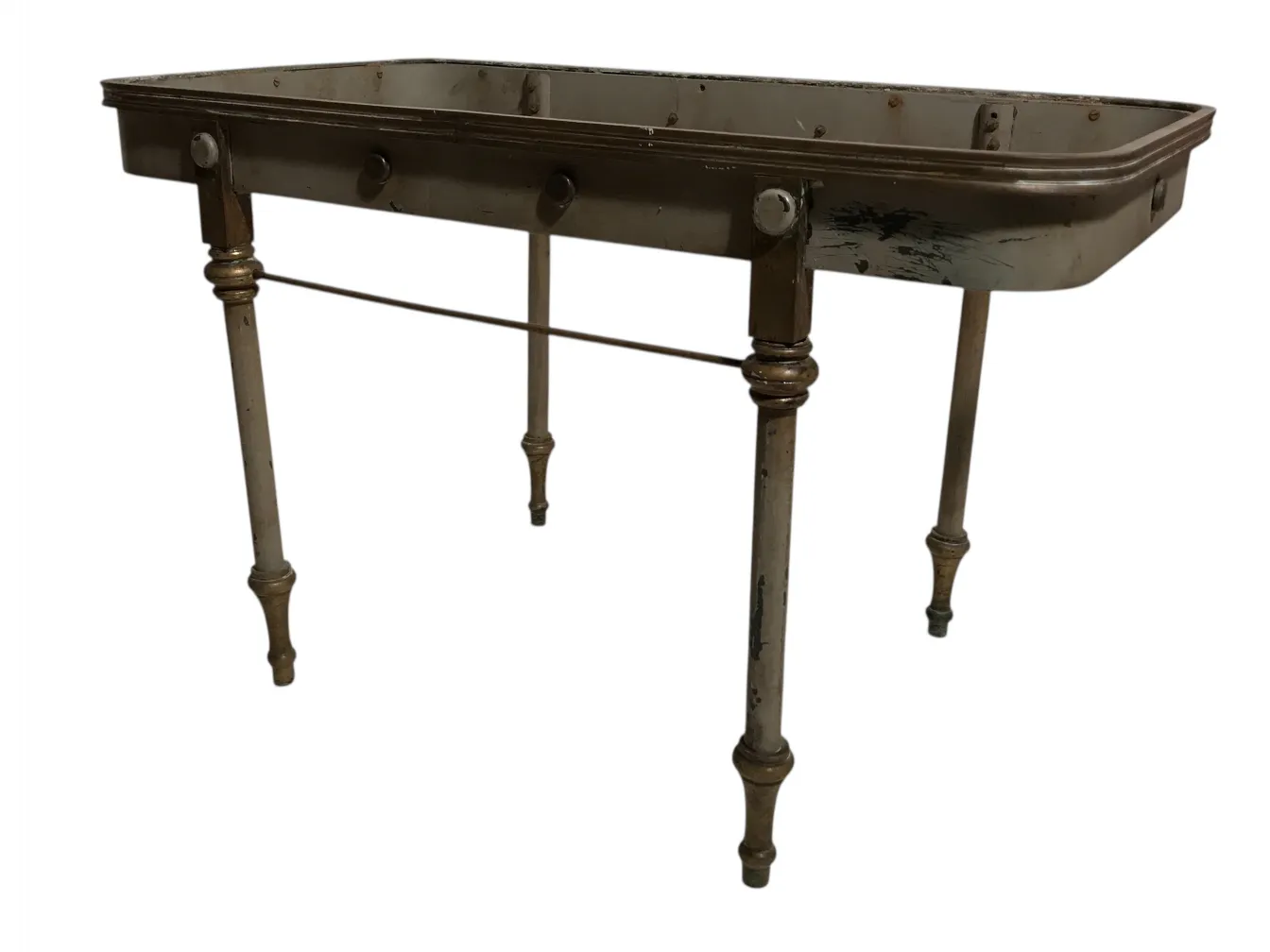 Tavolo antico da giardino con gambe decorative.