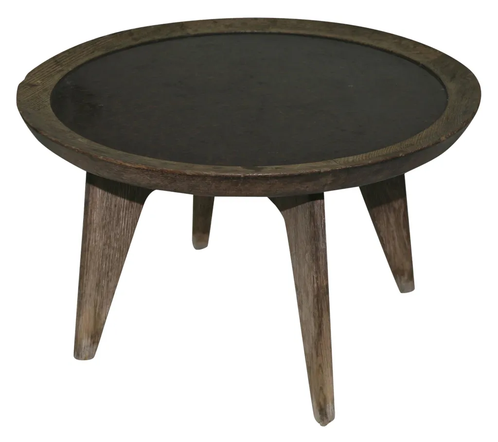 table basse ronde antique avec des pieds en bois, ambiance chaleureuse