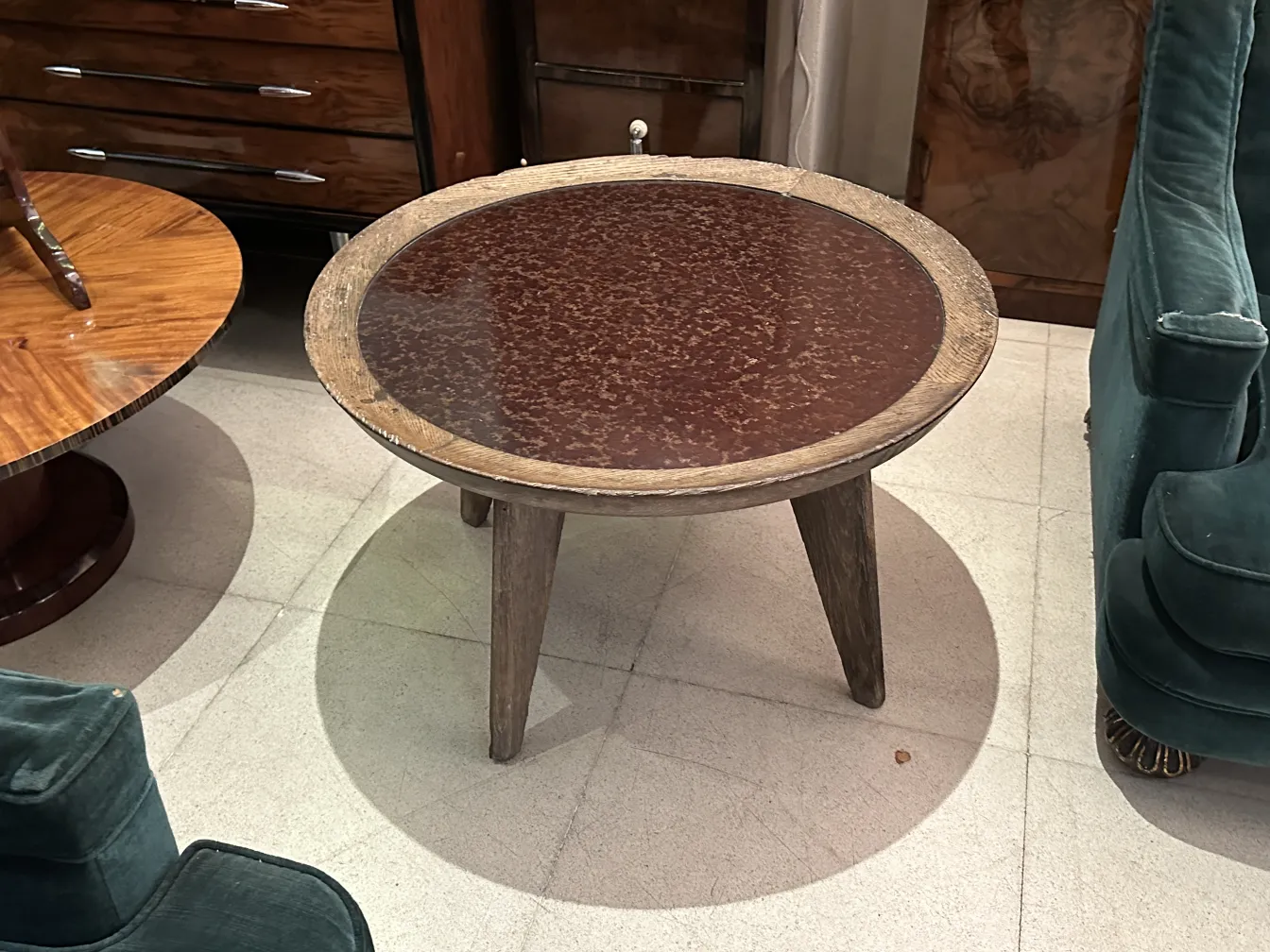 mesa de centro antiga com pernas de madeira em um ambiente aconchegante