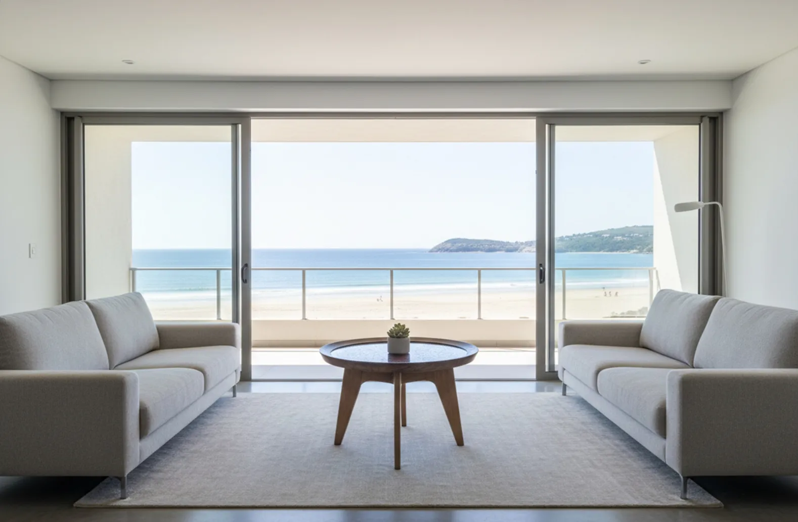 Mesa de centro antiga Charlotte Perriand em uma sala de estar moderna com vista para o mar