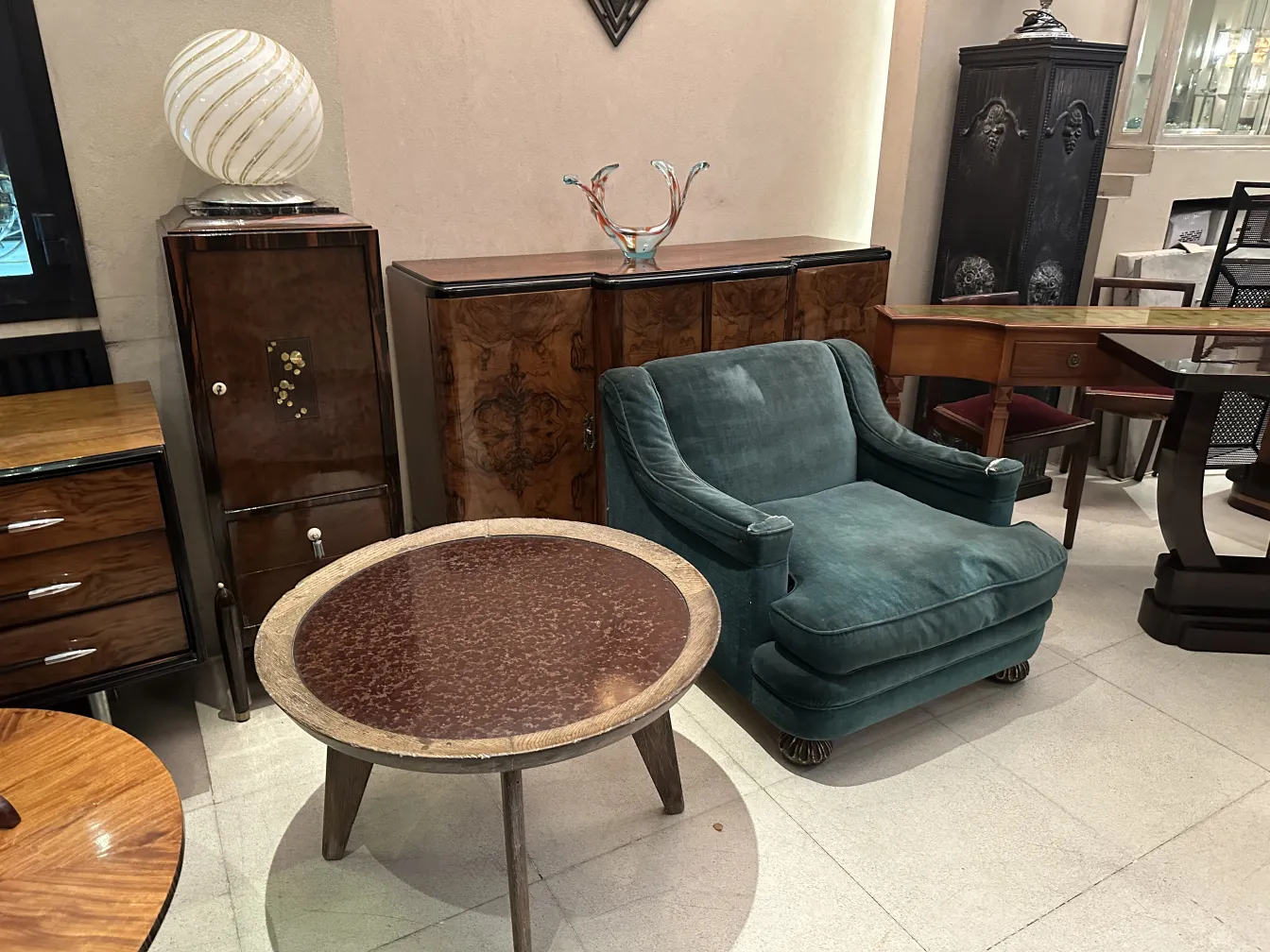 mesa de centro antiga de Charlotte Perriand em ambiente aconchegante