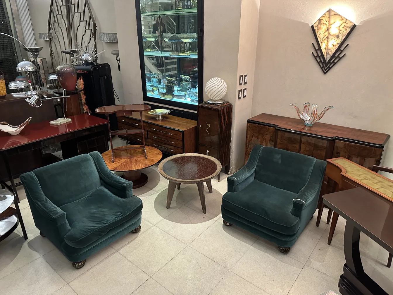 Antiker couchtisch mit einzigartigen Designdetails, harmonisches Ambiente