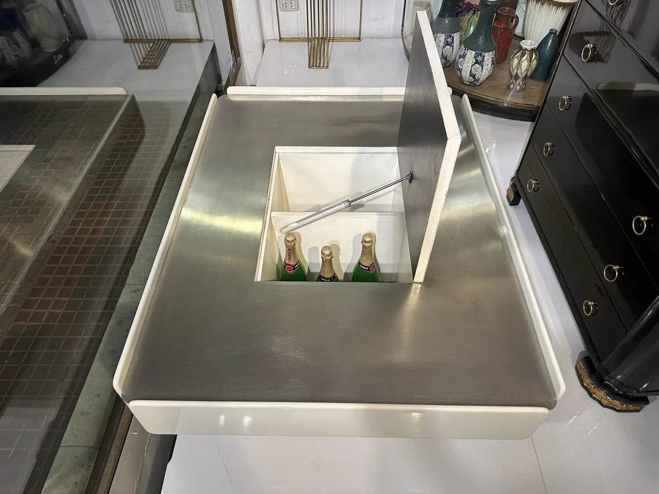 Antique coffee table vico magistretti with a compartments for drinks.