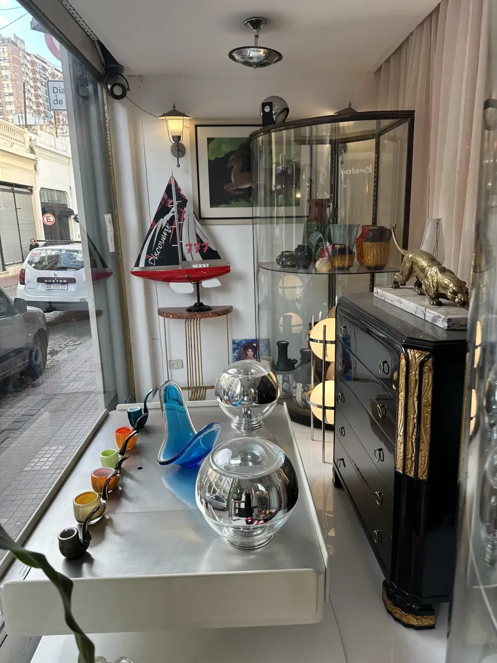 tavolino da caffè antico di vico magistretti in un ambiente elegante